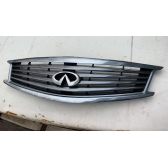 Решётка радиатора Б/У оригинал.V36